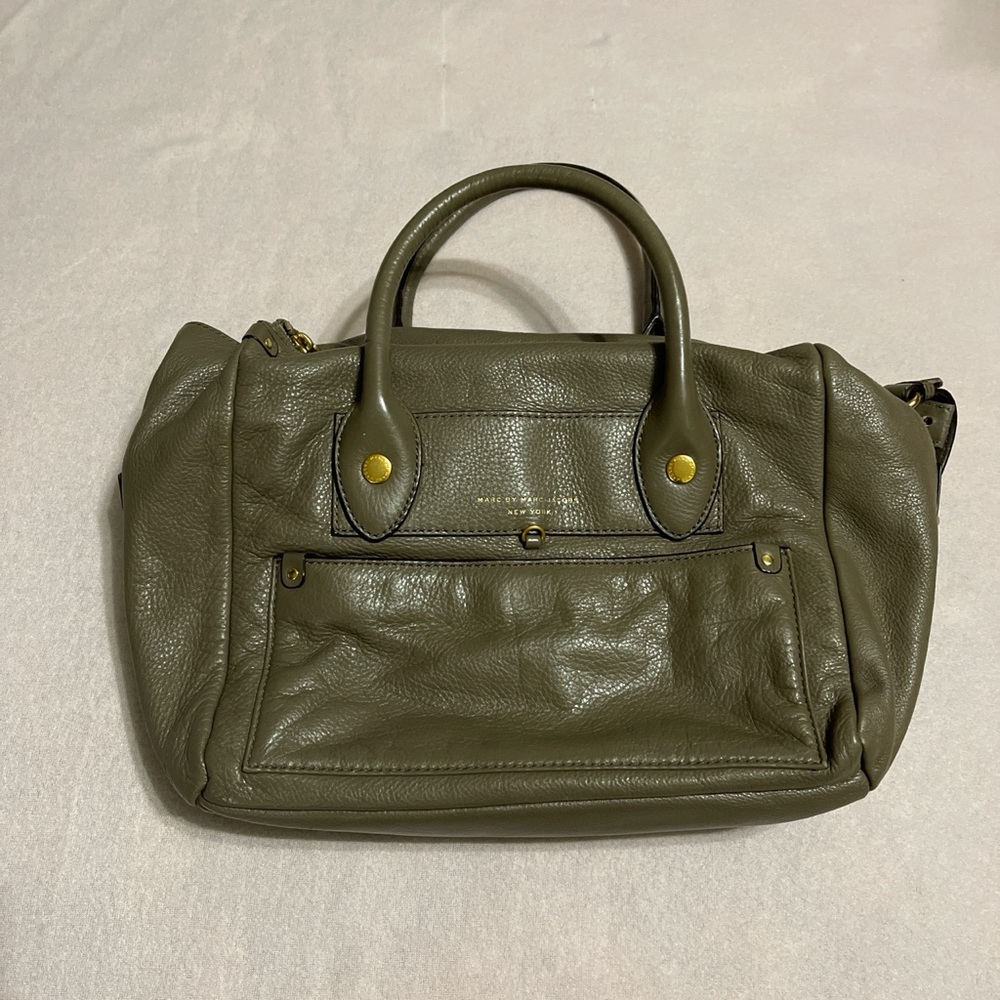 Med Vintage Marc by Marc Jacob’s New York purse, comes with an adjustable strap